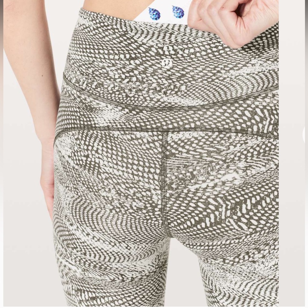 Lululemon In Movement Crop Everlux 19" in Swerve Vapor Metal Grey size 6